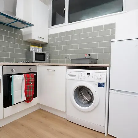 Kirkstall Serviced Apartment *